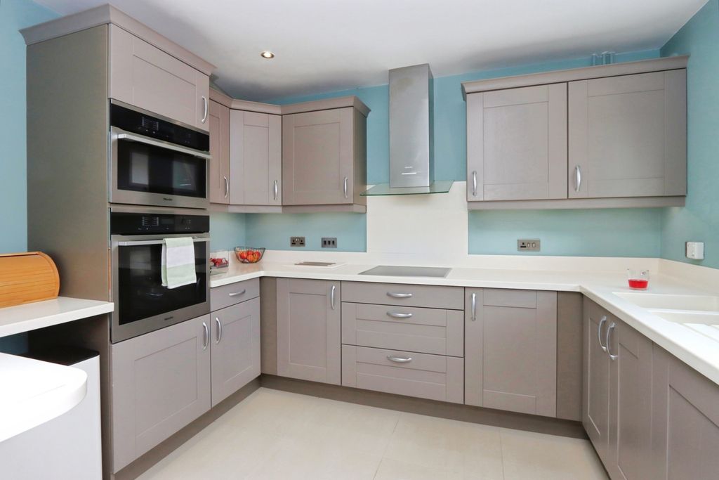 Property photo 2 of 17 Photo