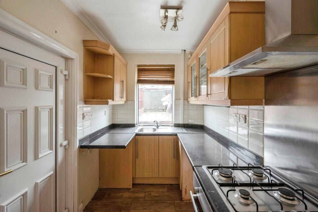 Property photo 3 of 11 Kitchen