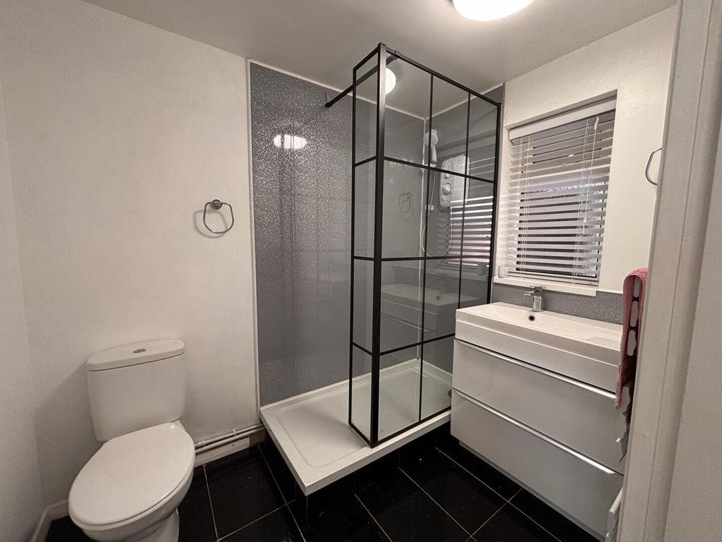 Property photo 3 of 10 Bathroom