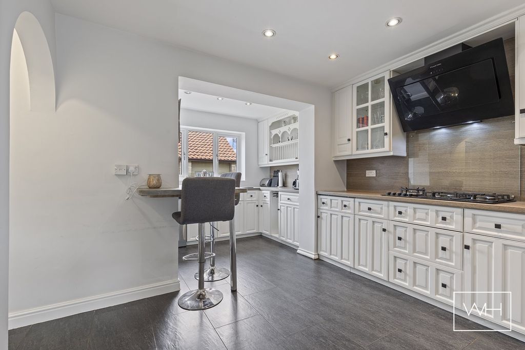 Property photo 3 of 20 4 Manor Farm Close, Sutton  12_297
