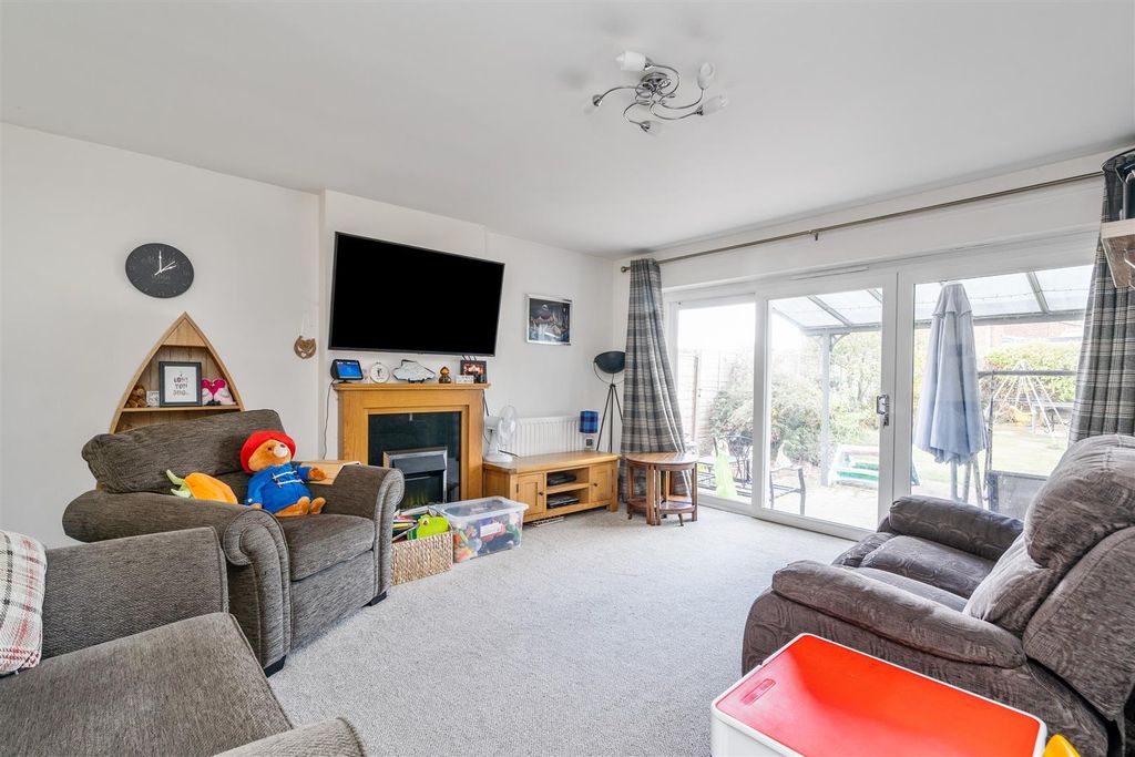 Property photo 2 of 17 45 Hollywell Road_5.Jpg