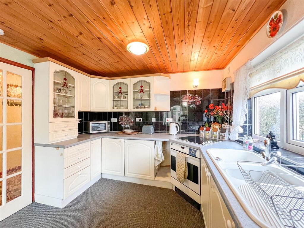 Property photo 3 of 23 Kitchen