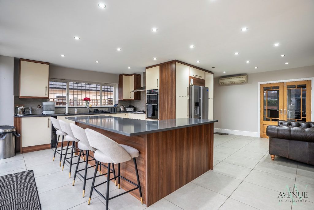 Property photo 2 of 26 4952604