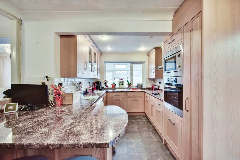 Property photo 3 of 20 Kitchen