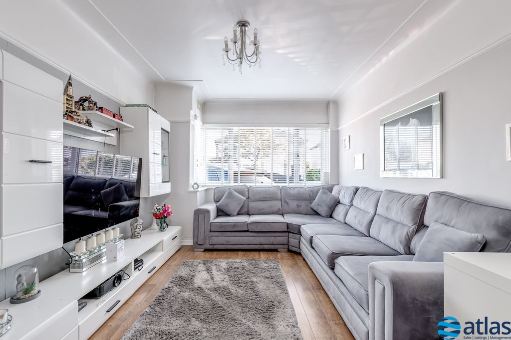 Property photo 3 of 24 Lounge