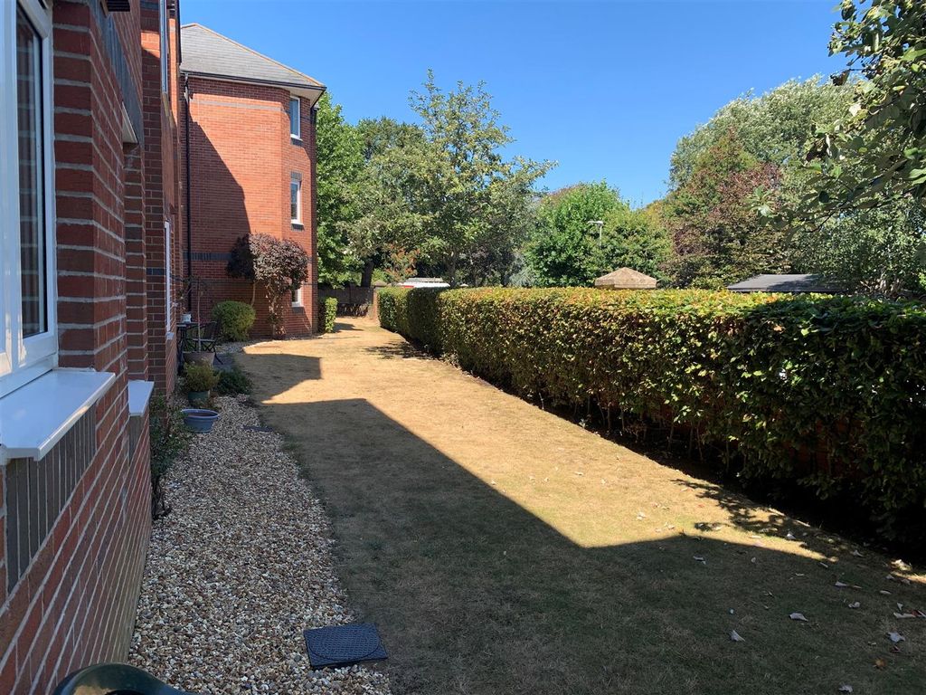 Property photo 3 of 15 Communal Gardens.Jpg