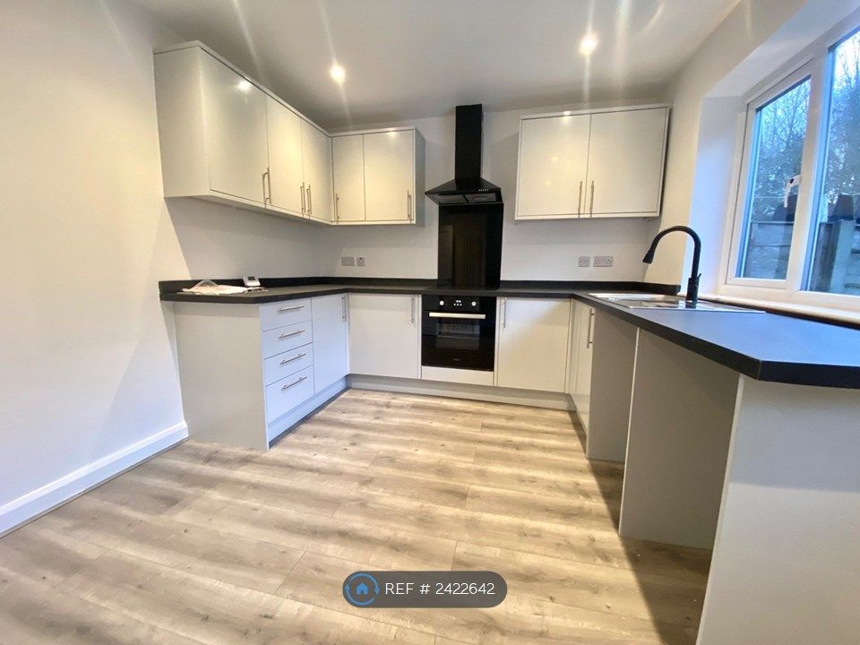 Property photo 3 of 16 Kitchen