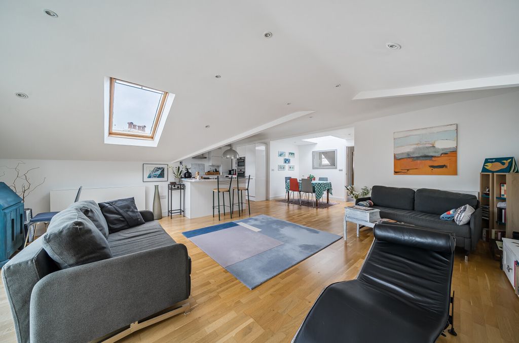 Property photo 2 of 18 Sitting Room