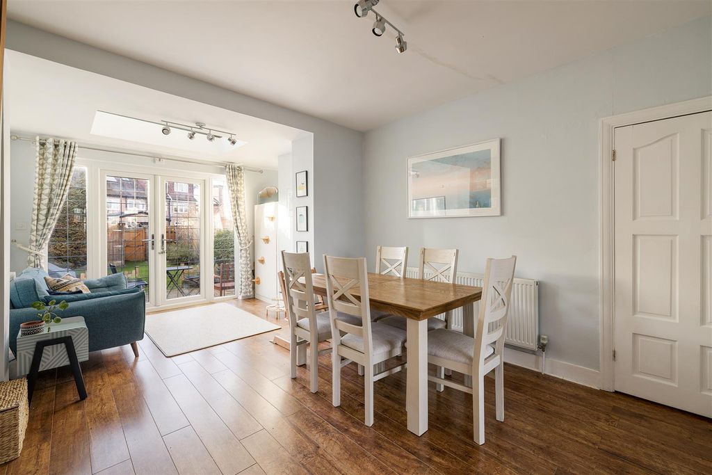 Property photo 3 of 27 Coningsby Gardens, E4