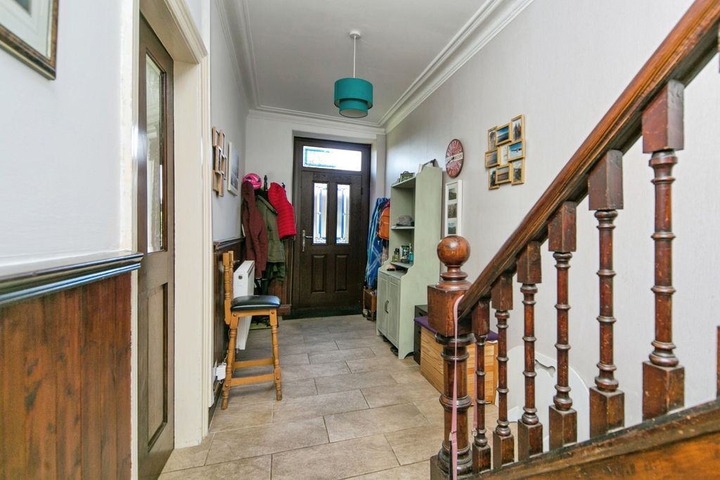 Property photo 2 of 21 Entrance Hall