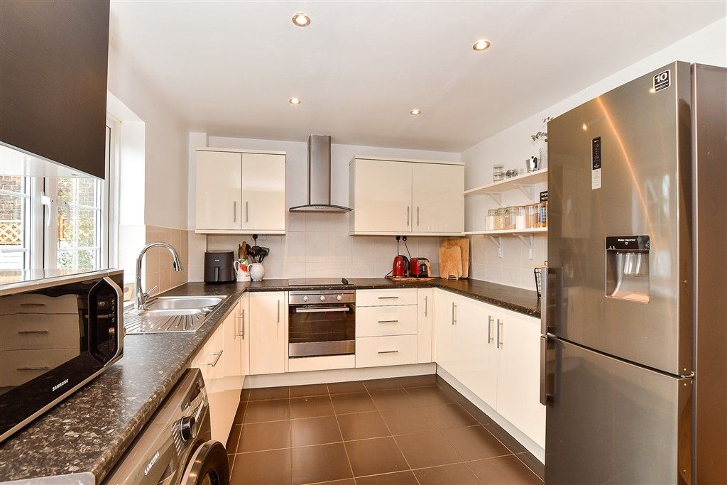 Property photo 3 of 11 Kitchen