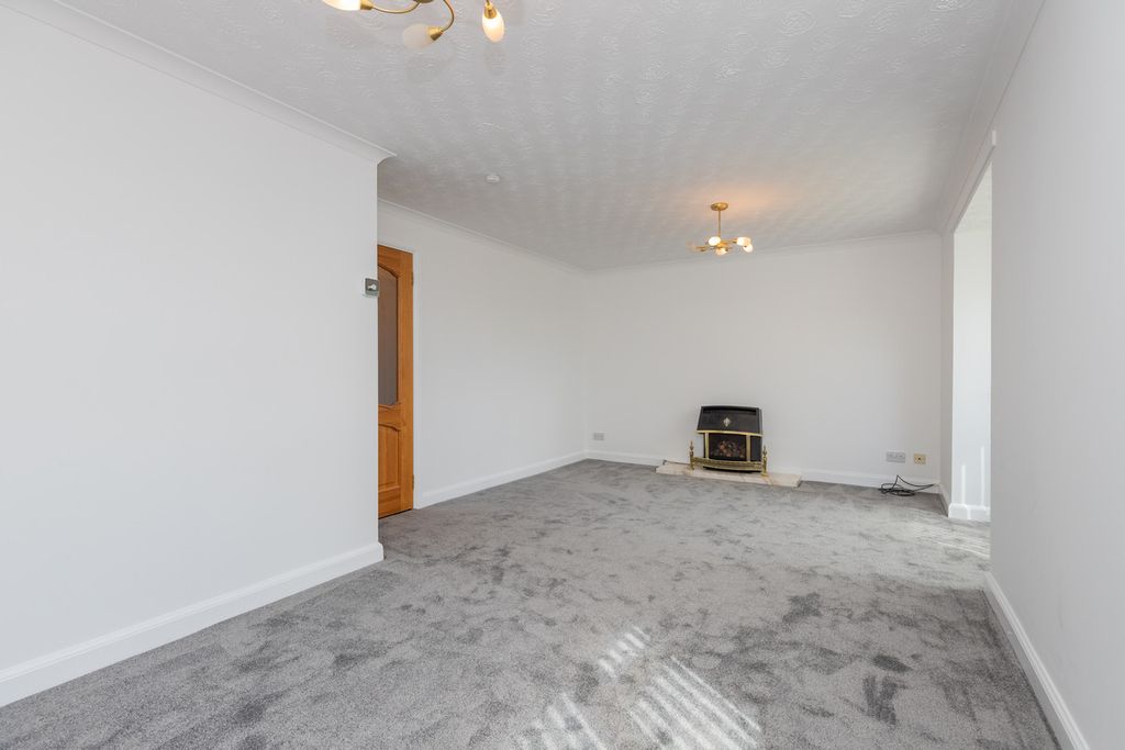 Property photo 3 of 28