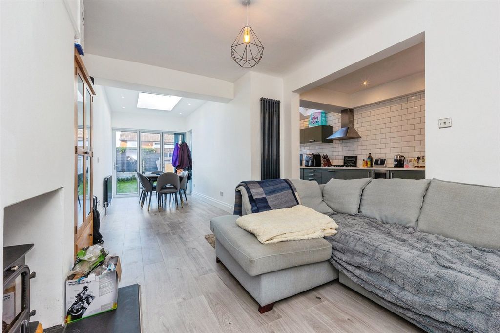 Property photo 3 of 23 Picture No. 12