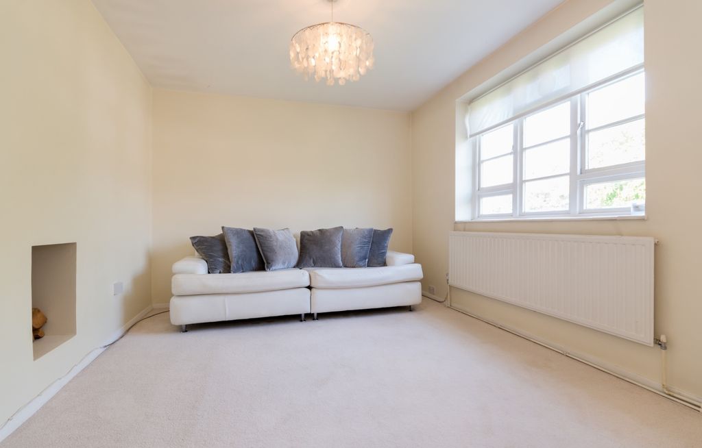 Property photo 2 of 14 39 Melford Court-5