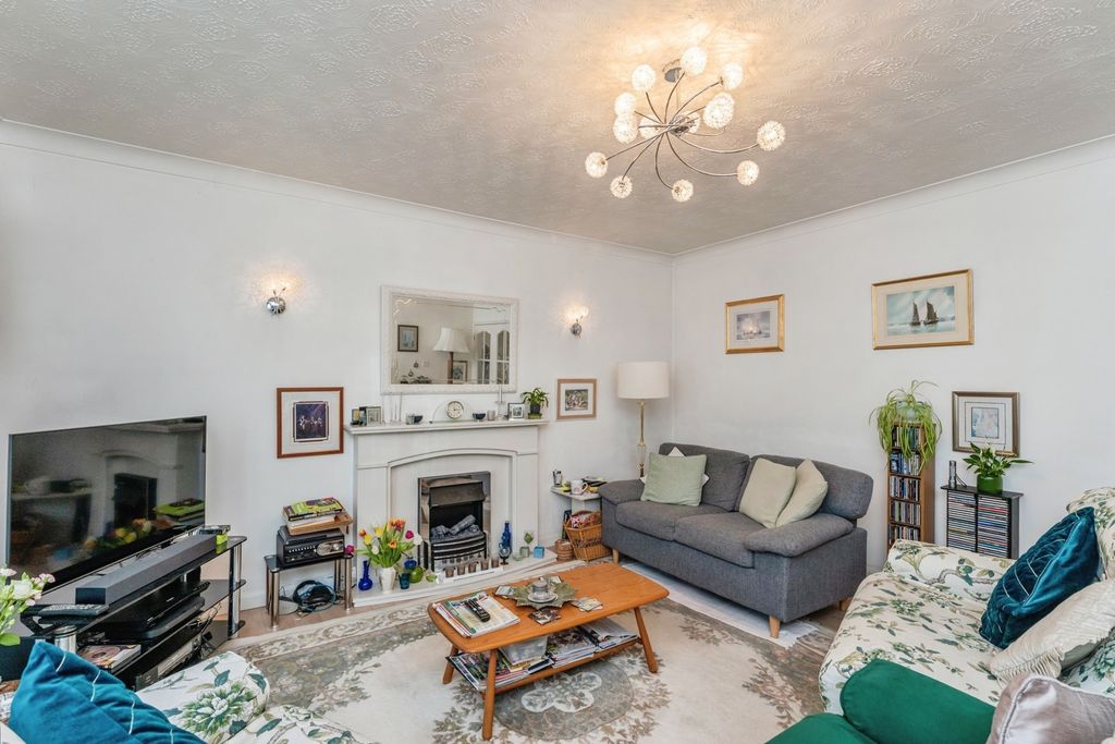 Property photo 2 of 33 Living Room