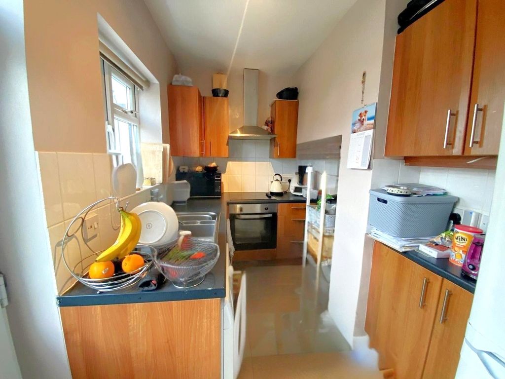 Property photo 3 of 8 Kitchen