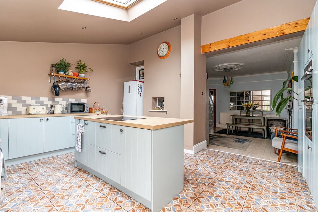 Property photo 2 of 34