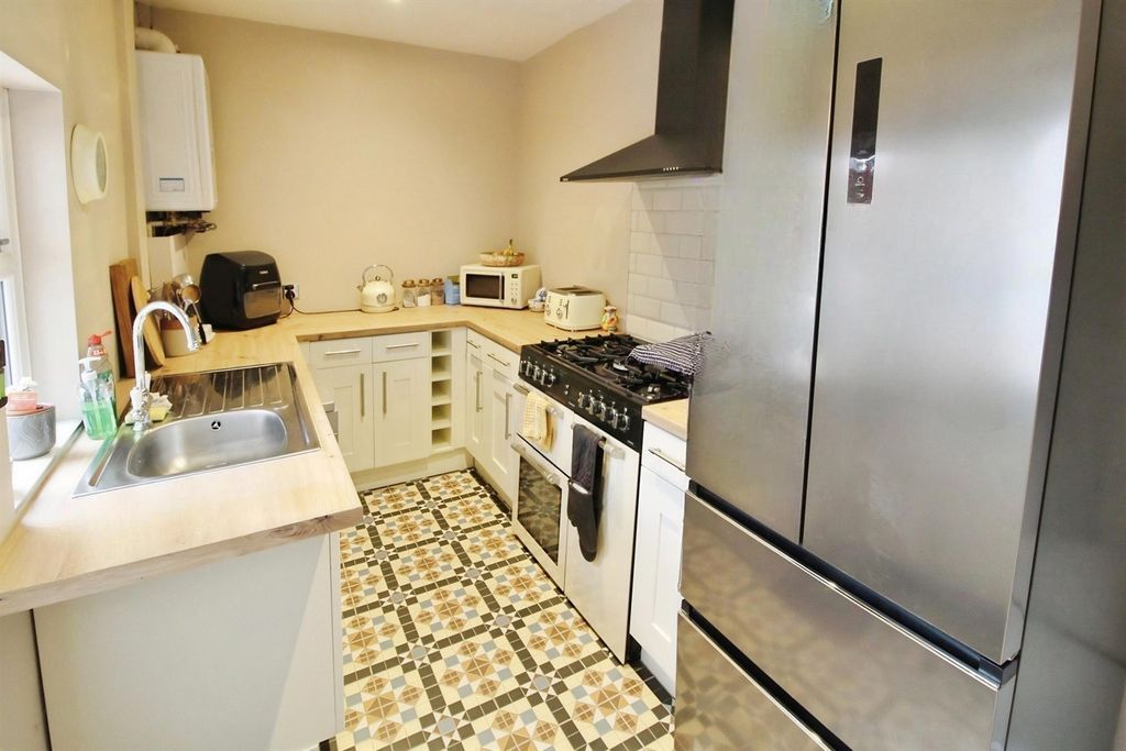 Property photo 3 of 8 Kitchen