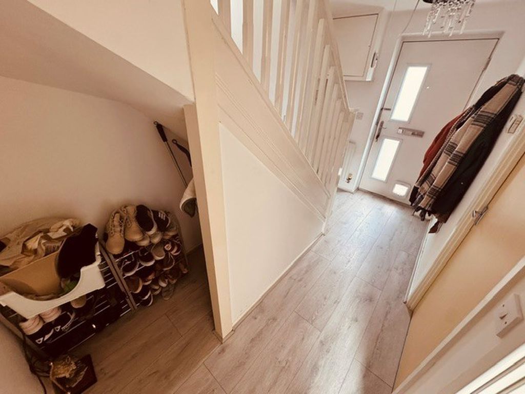Property photo 3 of 30 Entrance Hall