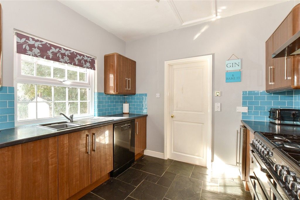 Property photo 3 of 11 Kitchen