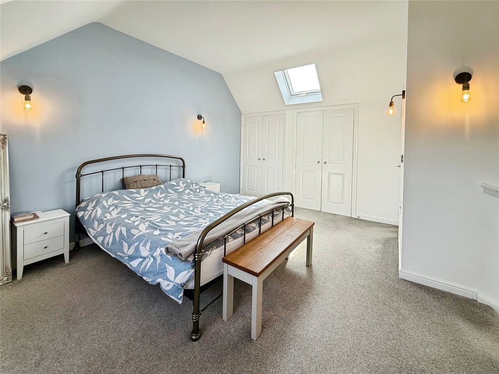 Property photo 2 of 18 Bedroom 1