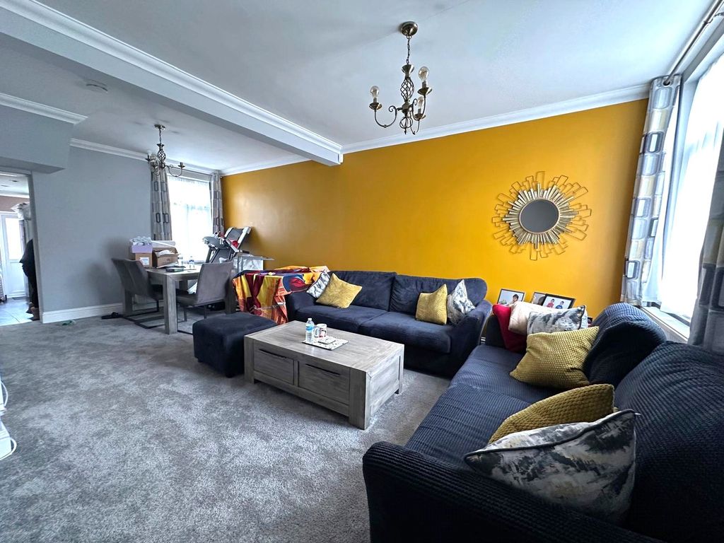 Property photo 2 of 12 Lounge