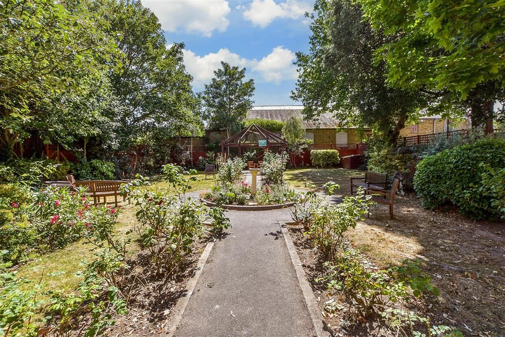 Property photo 2 of 12 Communal Gardens