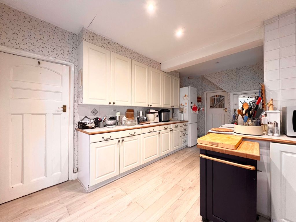 Property photo 2 of 12 Kitchen