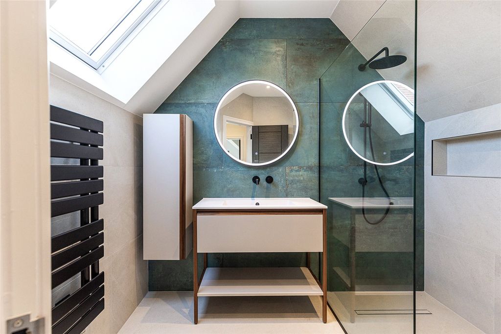 Property photo 3 of 21 En Suite