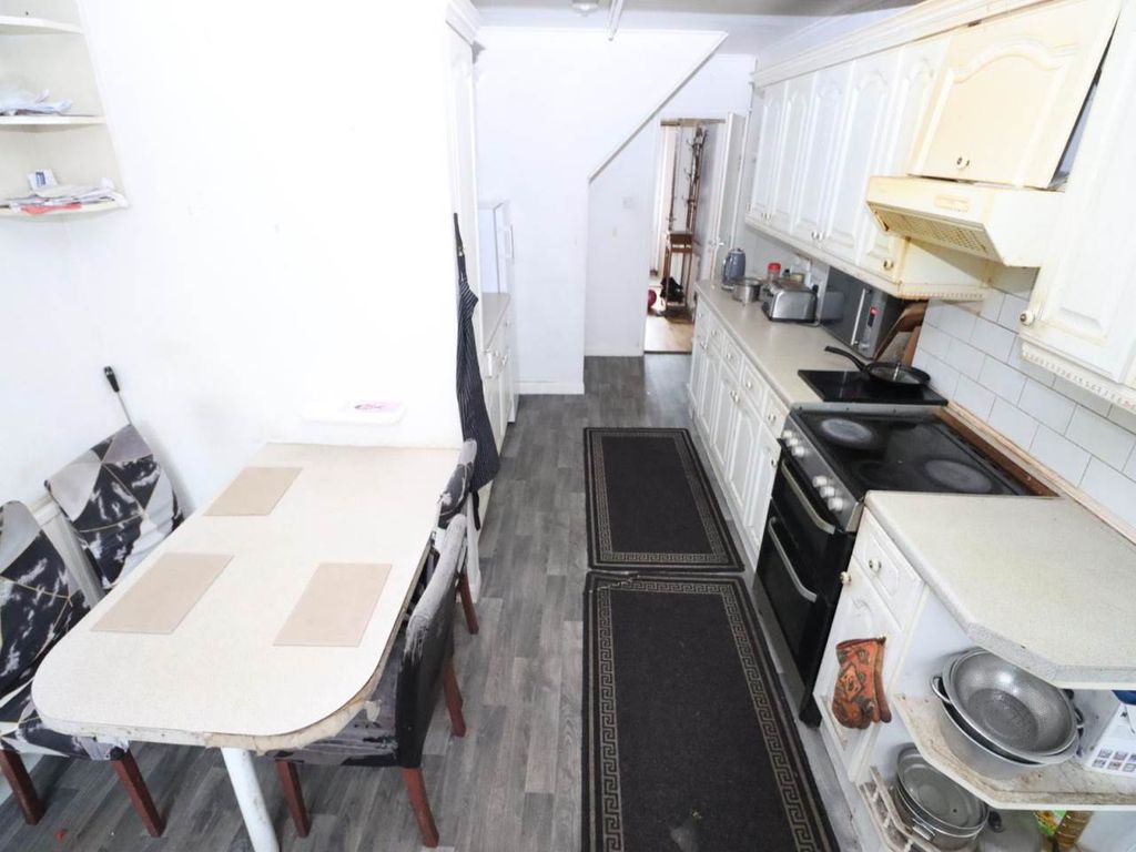 Property photo 3 of 13 Kitchen (1)