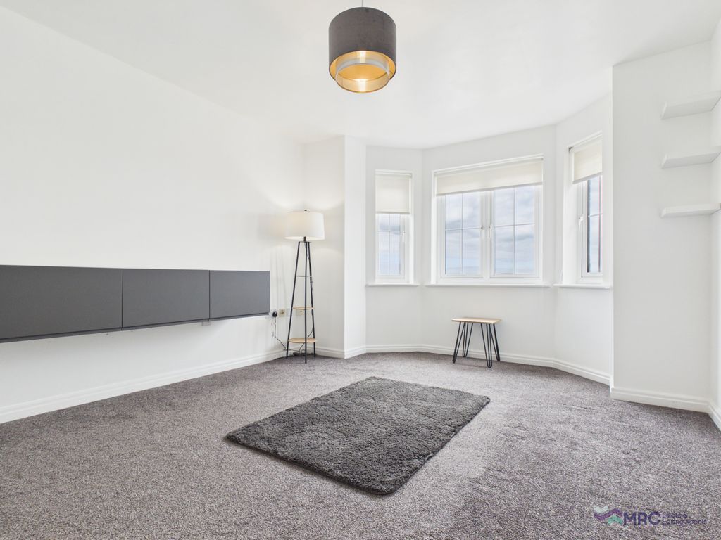 Property photo 1 of 18 2 Bedroom Apartment With Parking