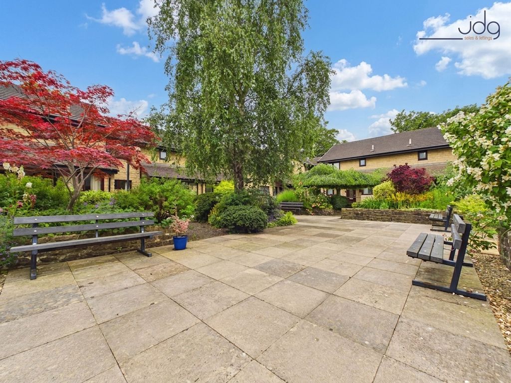 Property photo 3 of 7 Communal Gardens