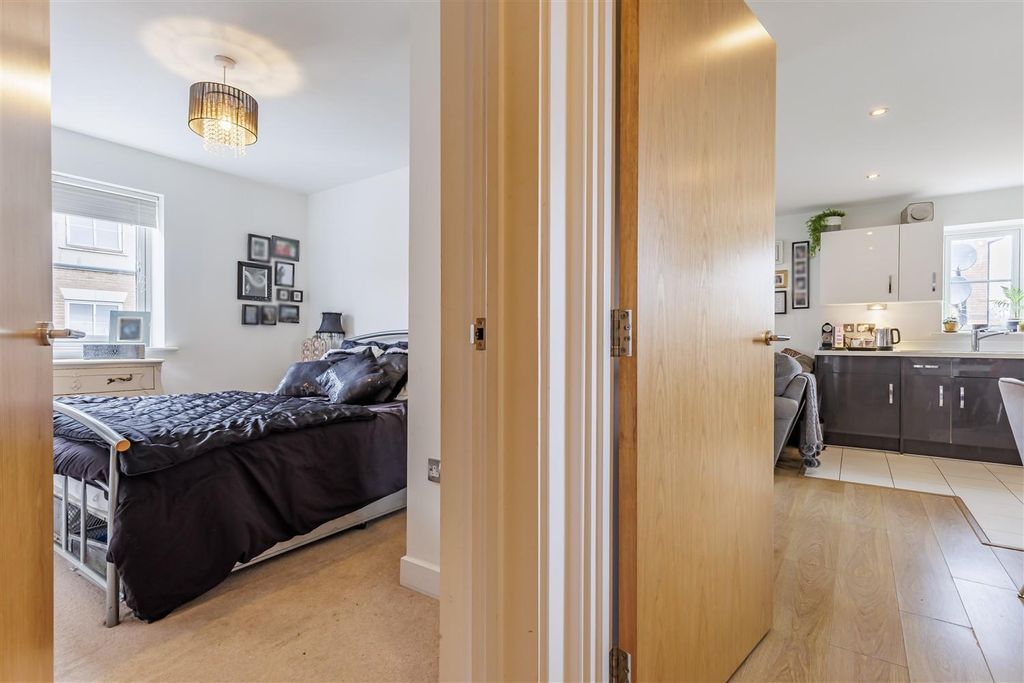 Additional image 9 of 2 bed flat for saleBuckingham Road, Epping CM16