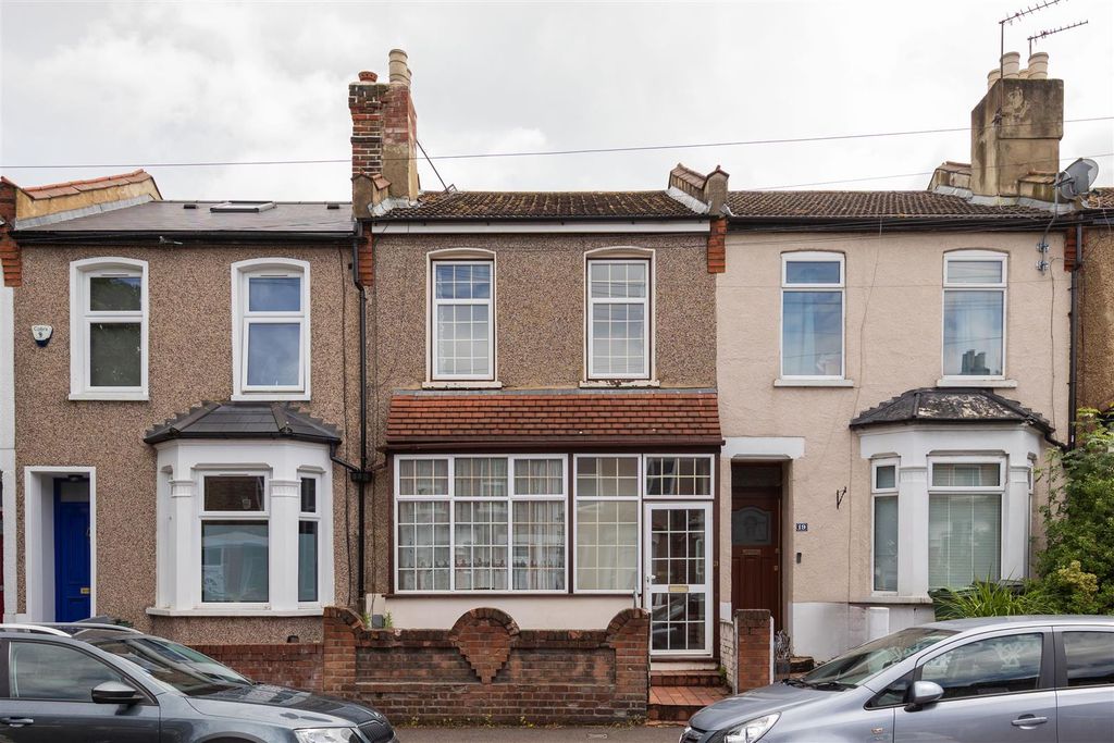 Property photo 1 of 19 King Edward Road, E17