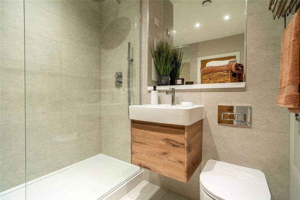 Property photo 3 of 23 En Suite