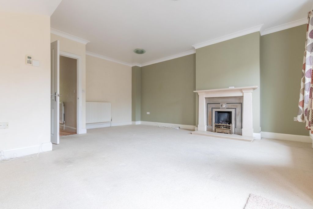 Property photo 2 of 13 Lounge