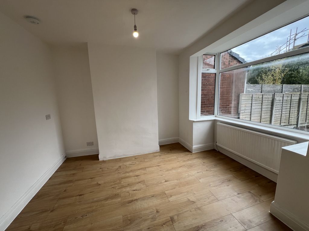 Property photo 3 of 10 Dining