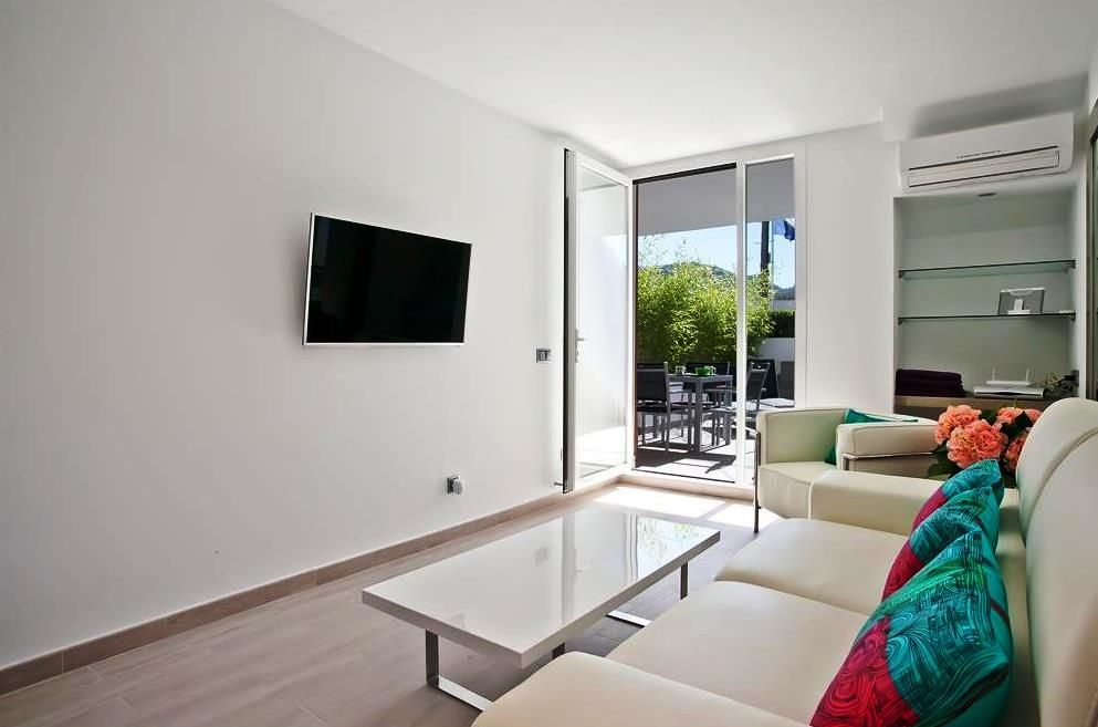 Property photo 3 of 17 Living (2)