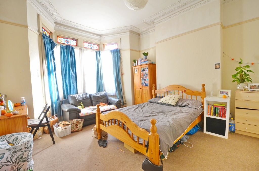 Property photo 1 of 12 Bright Double Bedroom With A Wooden Double Bed, Co...