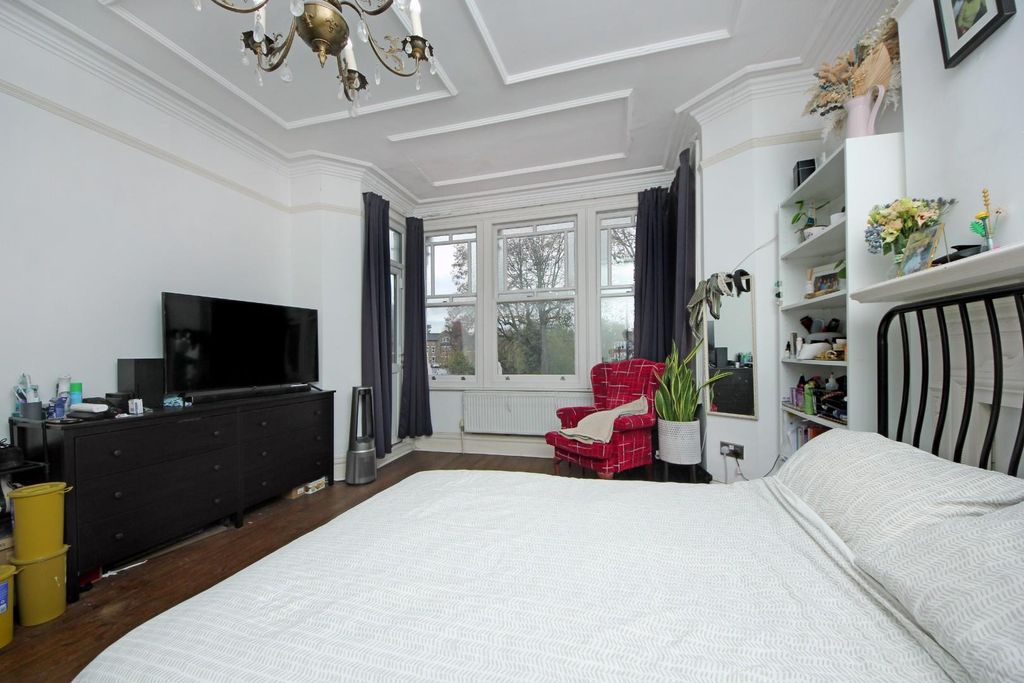 Property photo 3 of 10 Gv- 2 Wolverton Mansions  (3).Jpg