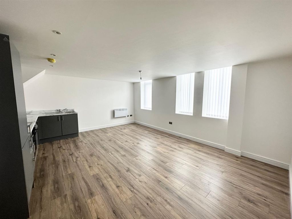 Property photo 3 of 11 Lounge / Kitchen