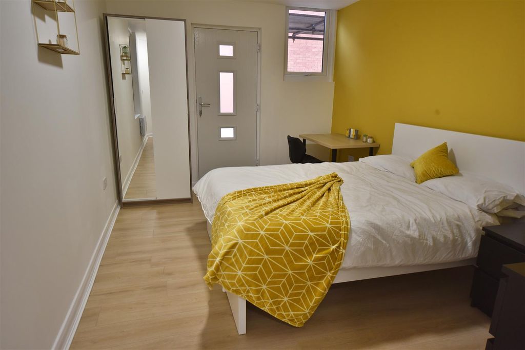 Property photo 1 of 8 165Ar_Room05_03.Jpg