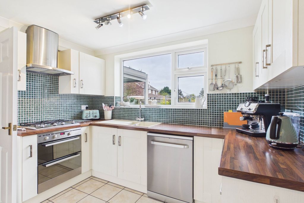 Property photo 2 of 32 Ewemove Spalding - Pinchbeck - Kitchen