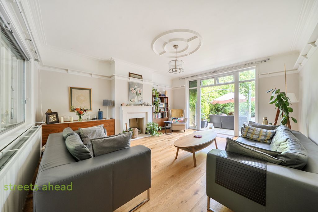 Property photo 2 of 20 Ac322Dd3-707c-42c...