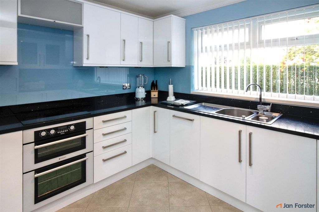 Property photo 3 of 19 Kitchen