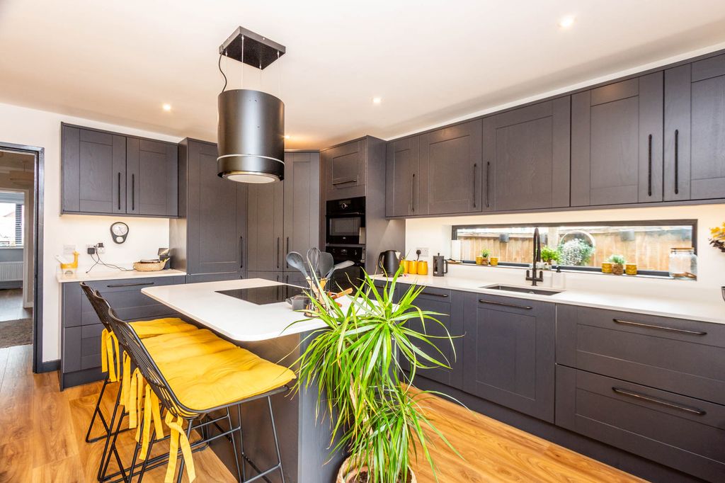 Property photo 3 of 15 Kitchen/Breakfast Room
