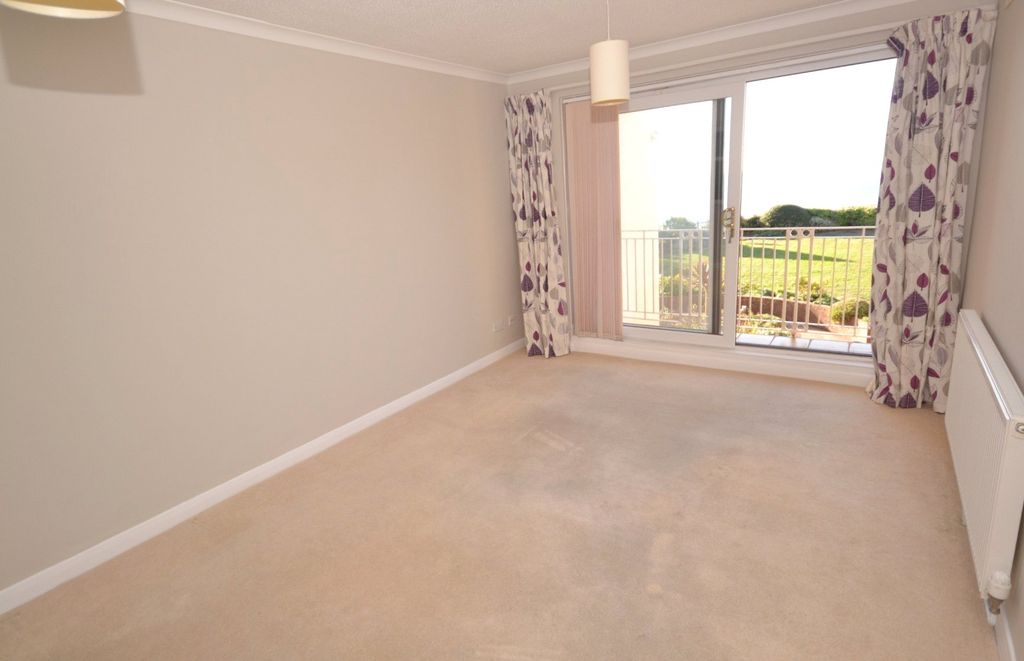 Property photo 3 of 7 Living Room