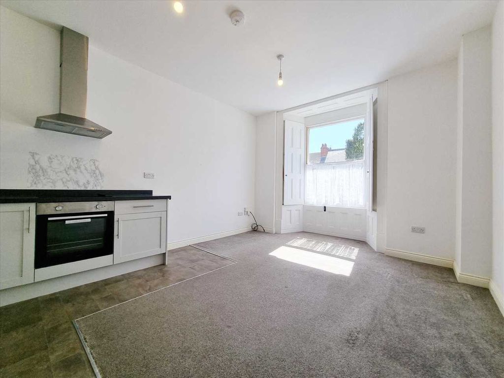 Property photo 2 of 6 Living Kitchen: