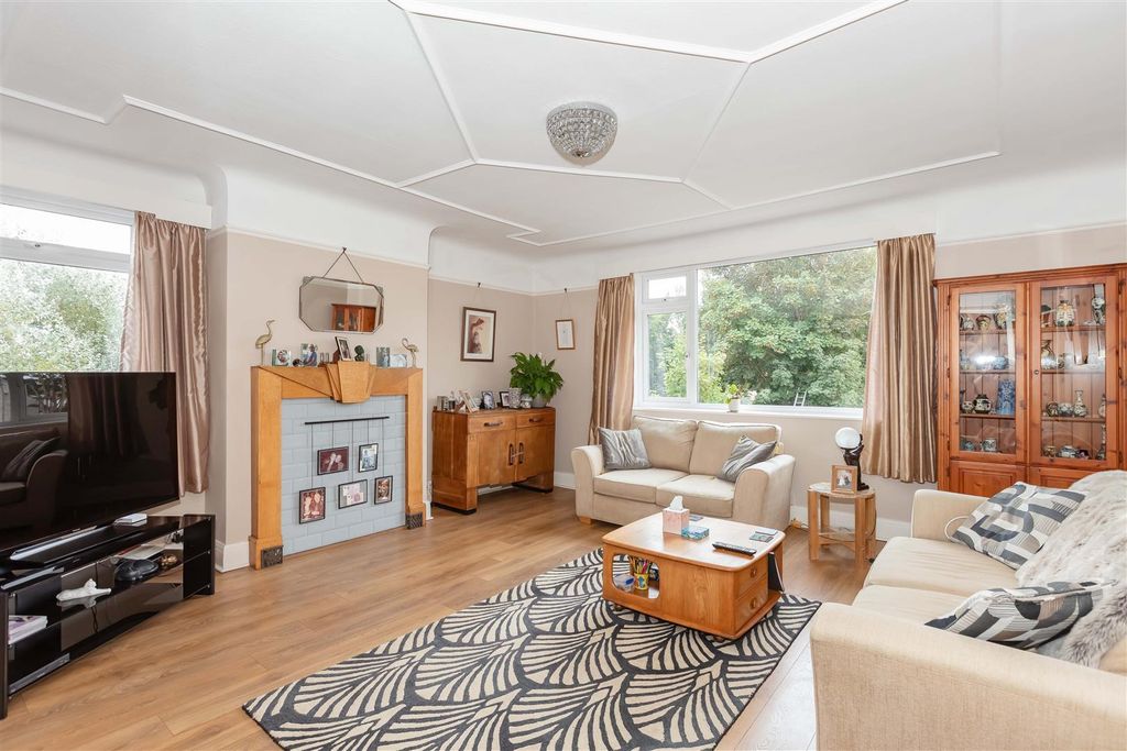 Property photo 2 of 15 Cambridge Rd_2.Jpg
