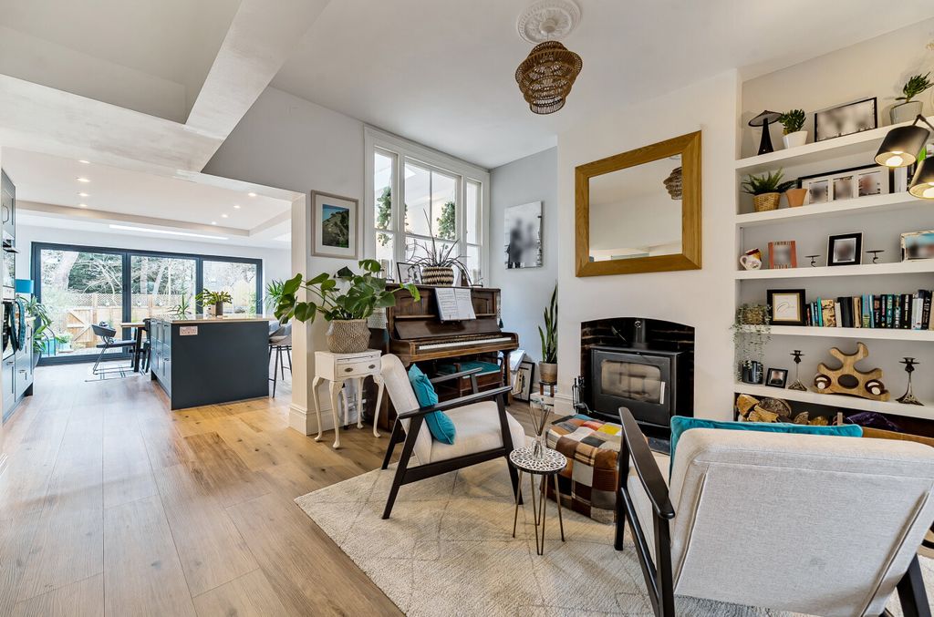 Property photo 2 of 17 1410593-10-698B42...